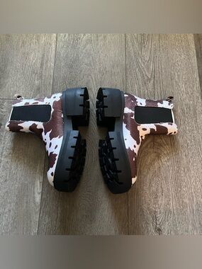 NWT Pretty Little Thing Monochrome Cow Print Chunky Sole Ankle Boots Size 38